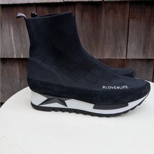 Millie’s sock sneaker bootie black white #love#life accents Sz 8 slip on